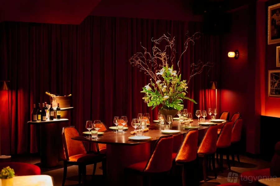 Budapesti lounge szalon bárpulttal